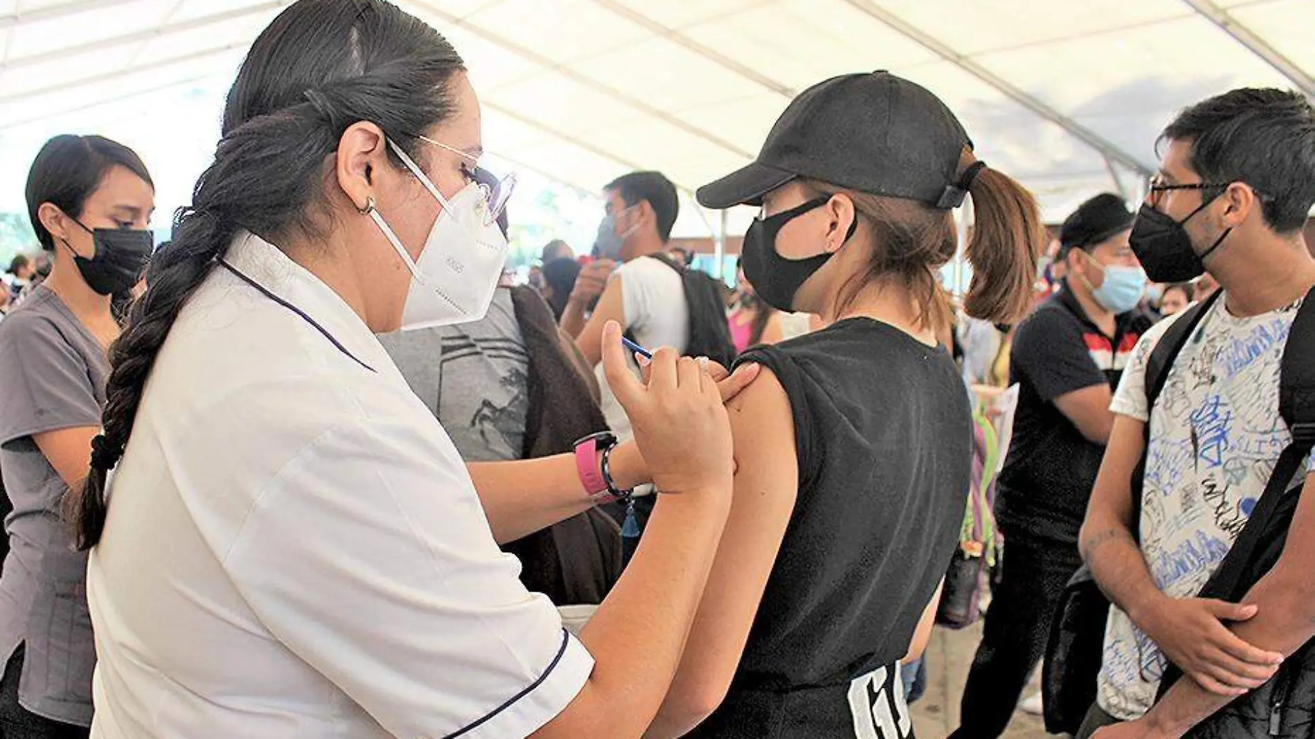 mujer vacuna a una joven